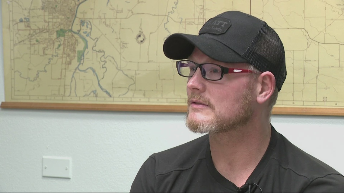 Oregon school custodian hailed as hero after saving choking student [Video]